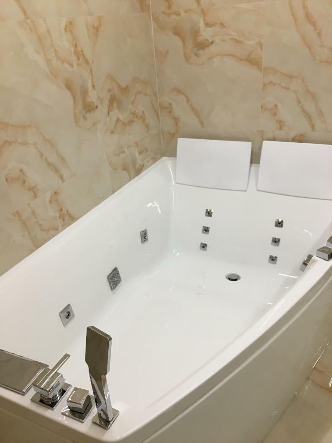 4-Room Jacuzzi Apartment Leopoli Esterno foto